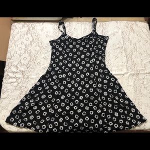 Hot Topic Black & White Daisy Dress
